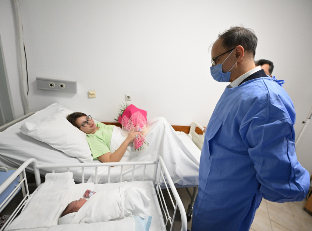 Premijer Macut obišao prvu bebu rođenu u 2026. godini