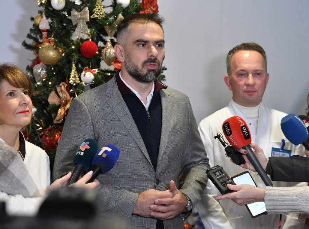 Žarko Mićin obišao prvorođenu bebu u Novom Sadu - devojčicu Elenu