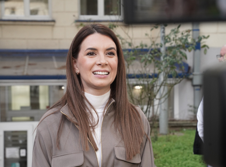 Vesna Vidović obišla prvorođene bebe i roditeljima dodelila vaučer od 300.000 dinara