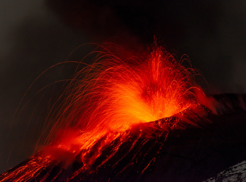 Etna izbacila lavu u spektakularnoj ali ne i opasnoj erupciji