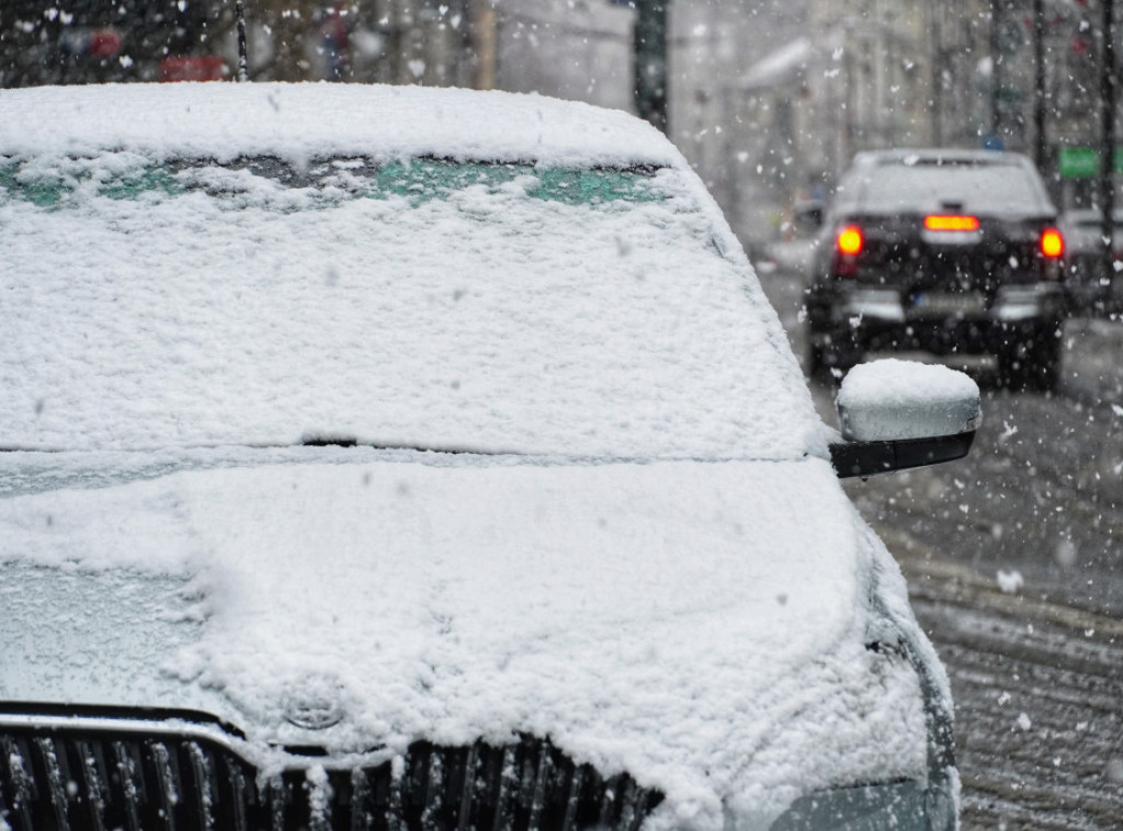 Vozačima da se preporučuje oprezna vožnja zbog magle, poledice i mogućih odrona