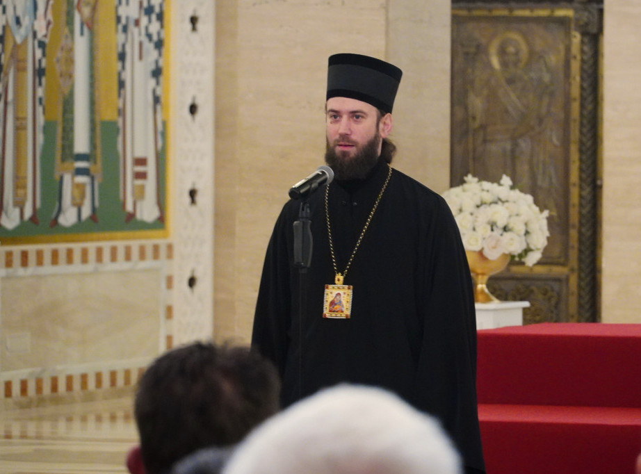 Episkop toplički Petar podelio božićne paketiće deci iz višedetnih porodica