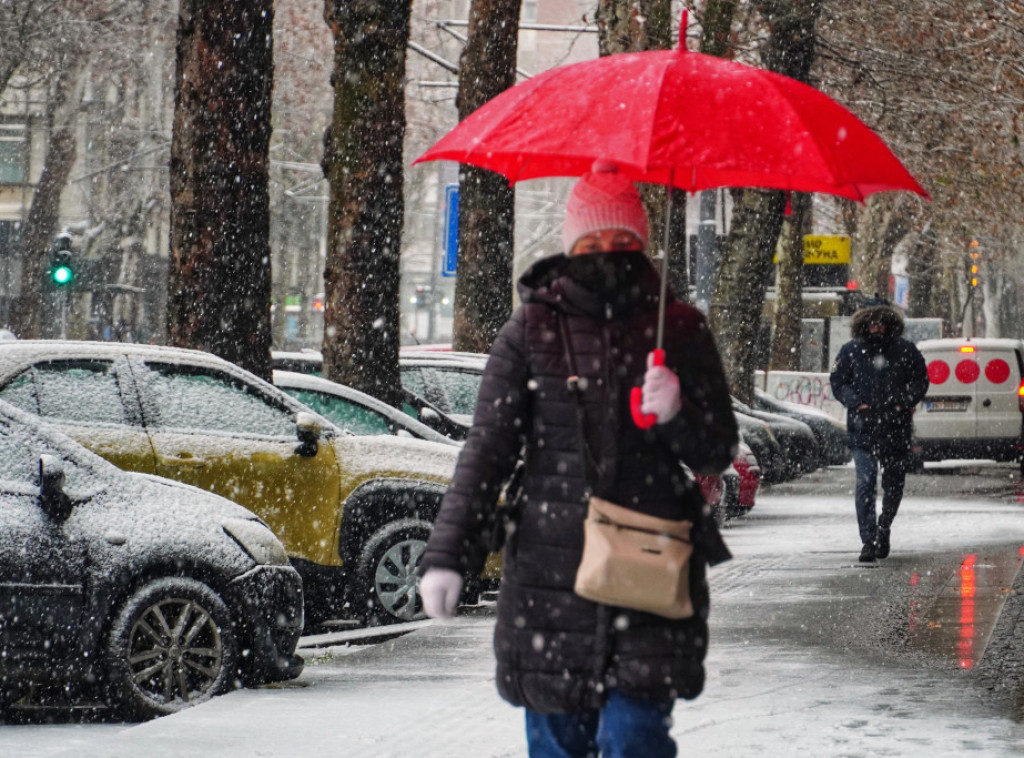 U većini mesta u Srbiji jutros sneg i kiša, u Beogradu jaka kiša prešla u sneg