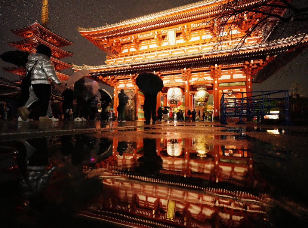 Japan: Više od 100 ljudi zbog snega prenoćilo u svetilištu na planini