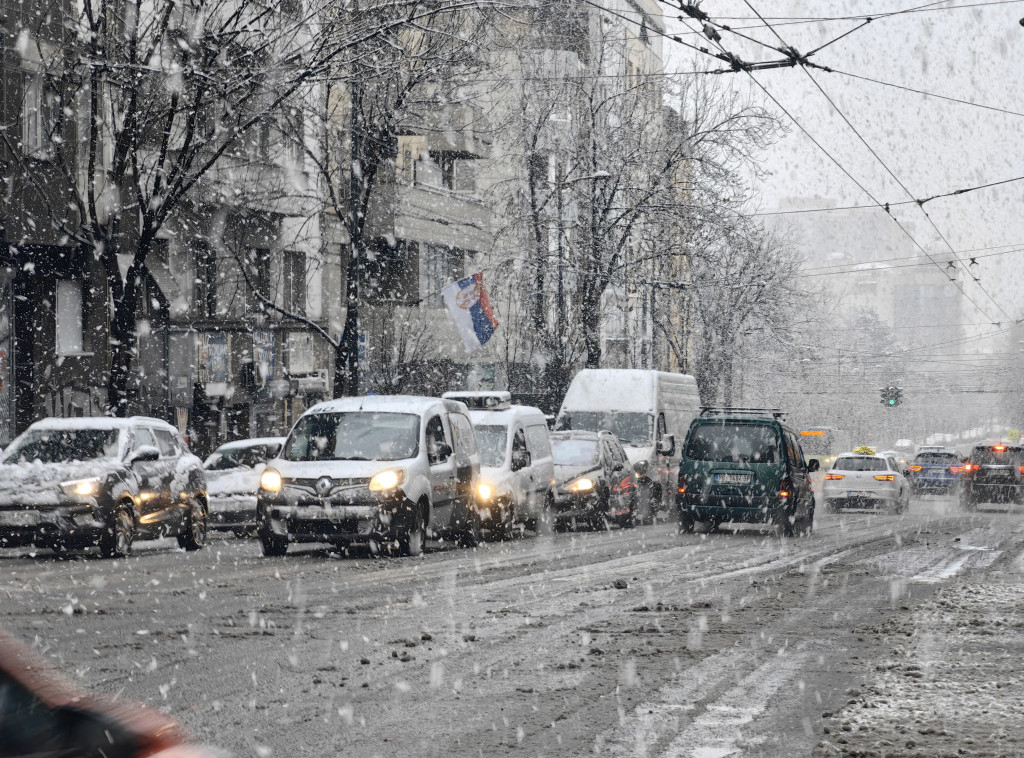 JKP "Beograd put" : Javni prevoz u Beogradu saobraća otežano zbog snega,najveći problemi u Kumodražu