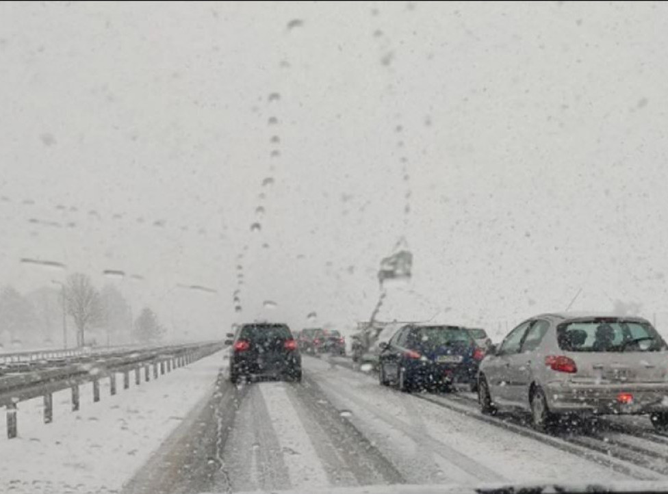 MUP: Nepovoljni uslovi za kretanje i saobraćaj zbog ledene kiše
