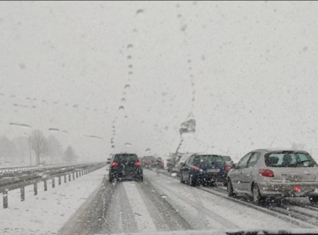 MUP: Nepovoljni uslovi za kretanje i saobraćaj zbog ledene kiše