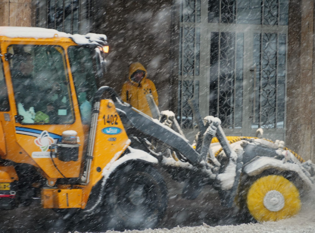 Zoran Stojisavljević: Na raščišćavanju snega angažovano 380 vozila i 2.180 radnika po smeni