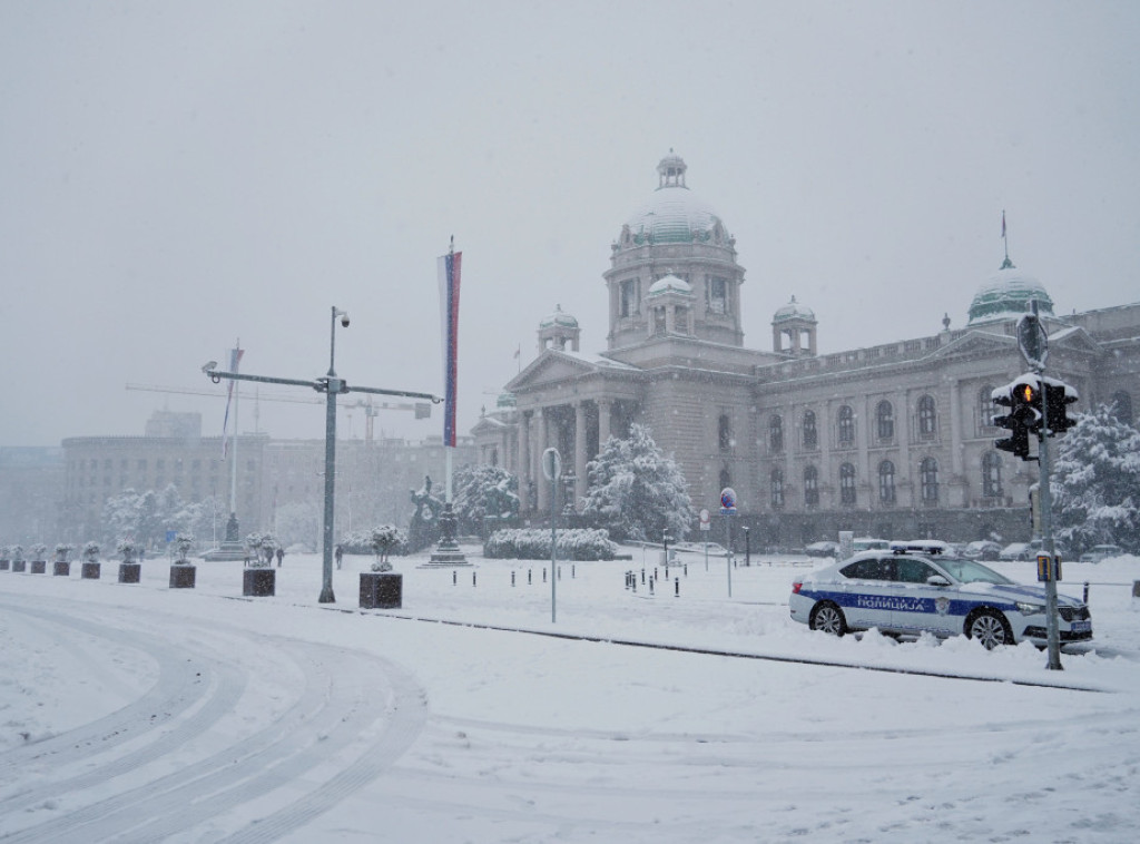 Uklonjeni montažni objekti u okviru Novogodišnjeg bazara ispred Doma Narodne skupštine