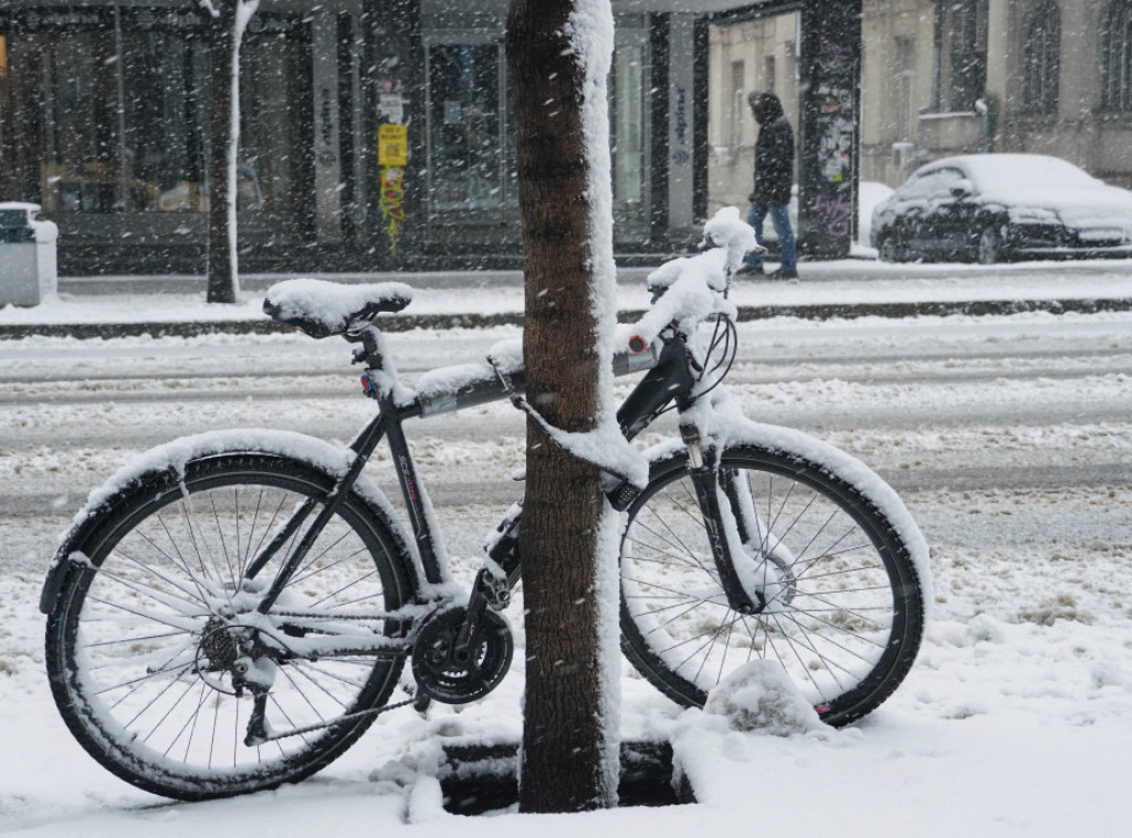 Sremska Mitrovica: Zimska služba neprekidno čisti sneg, jak intenzitet padavina