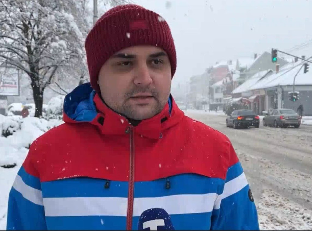 Sremska Mitrovica: Zimska služba neprekidno čisti sneg, jak intenzitet padavina