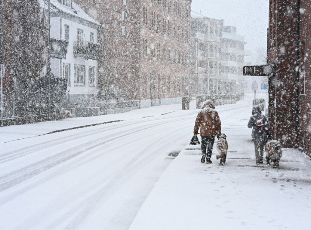 Holandija: Žuti meteo alarm na snazi zbog snega i ledene kiše, 400 letova otkazano