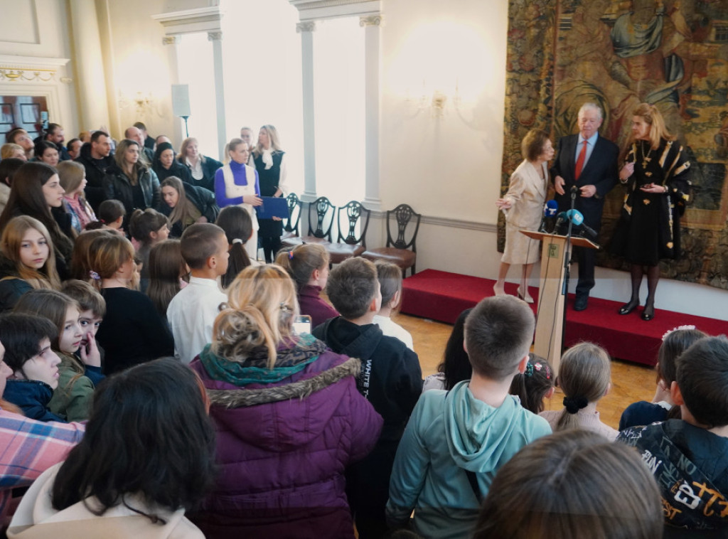 Karađorđevići u Belom dvoru upriličili Božićni prijem za decu i uručili im poklone