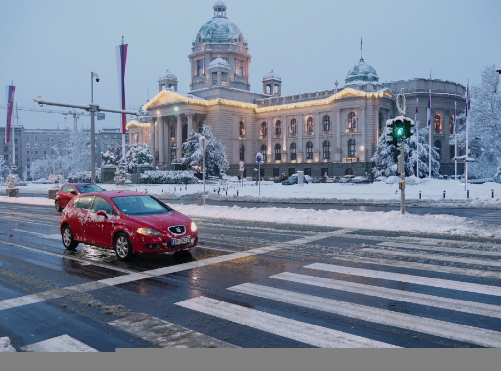 Vozačima se preporučuje oprezna vožnja zbog vlažnih kolovoza, poledice i odrona