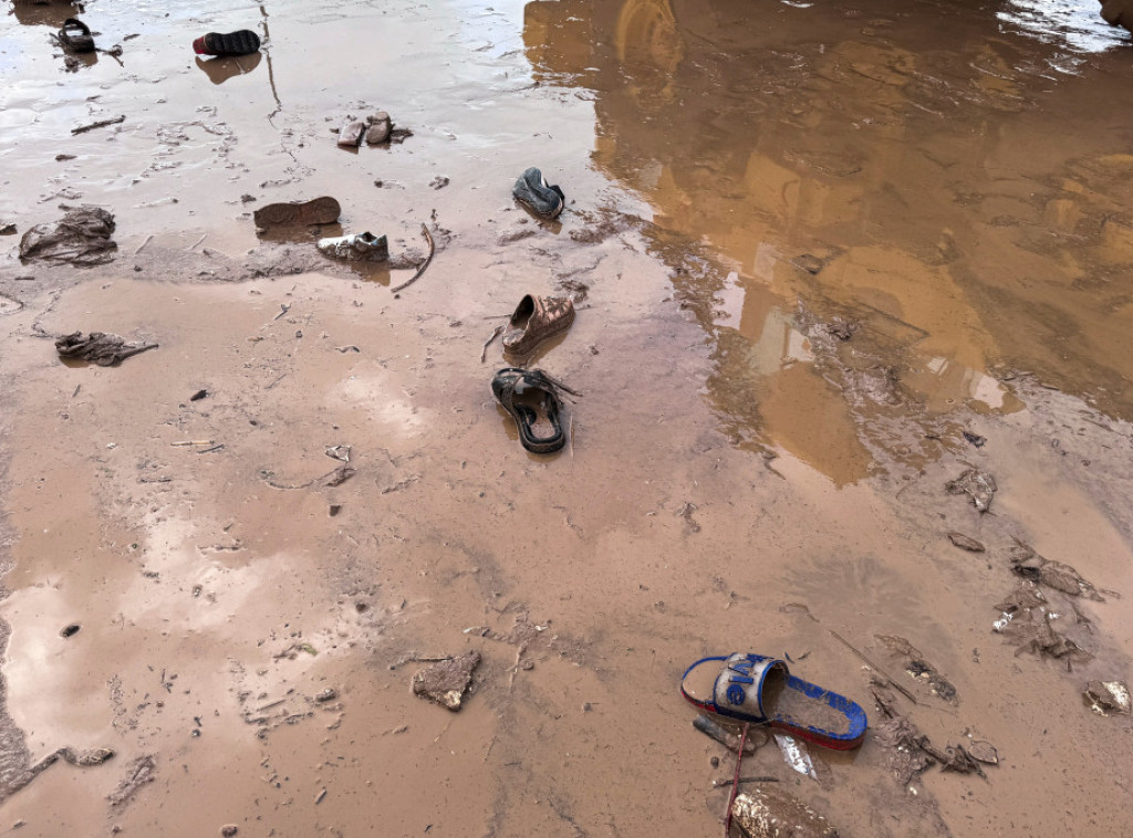 Najmanje 14 osoba poginulo u bujičnim poplavama u Indoneziji