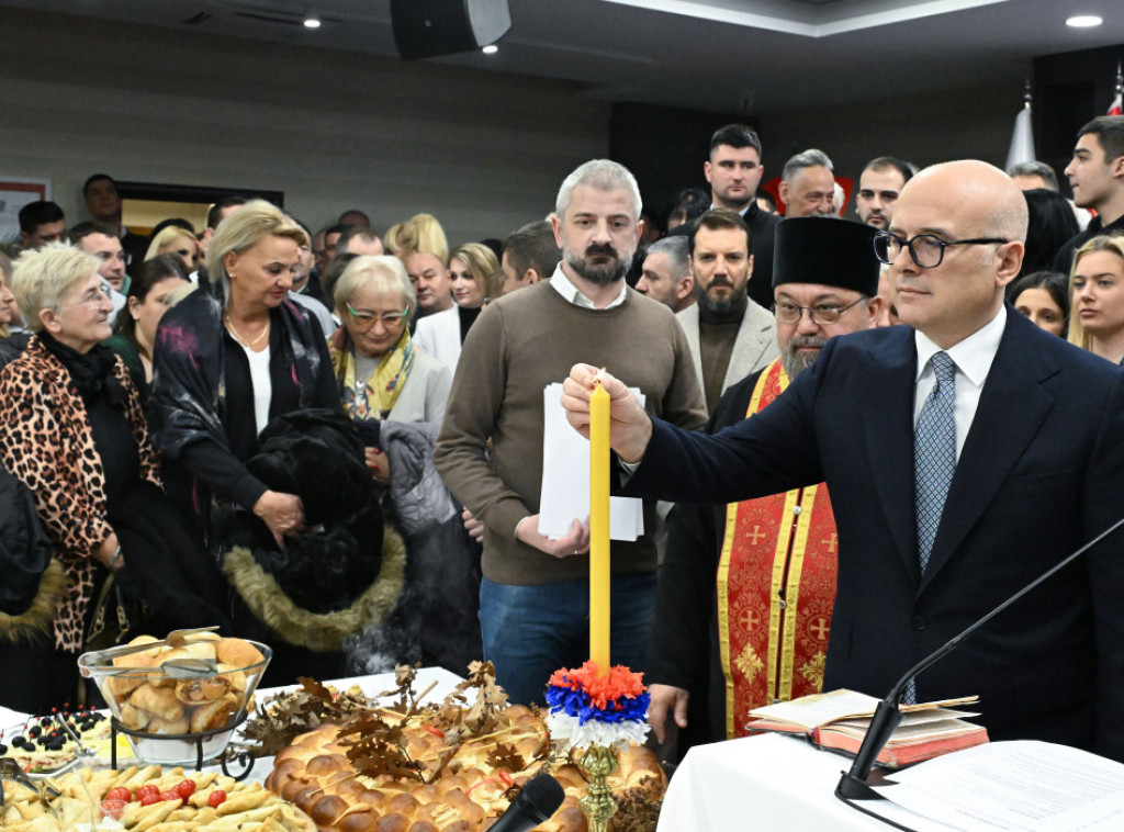 Vučević uneo badnjak u prostorije SNS: Bilo mnogo izazova, ali država će biti sačuvana