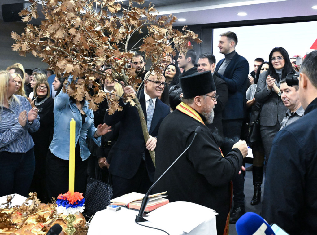 Miloš Vučević uneo badnjak u prostorije SNS: Bilo je mnogo izazova, ali država će biti sačuvana