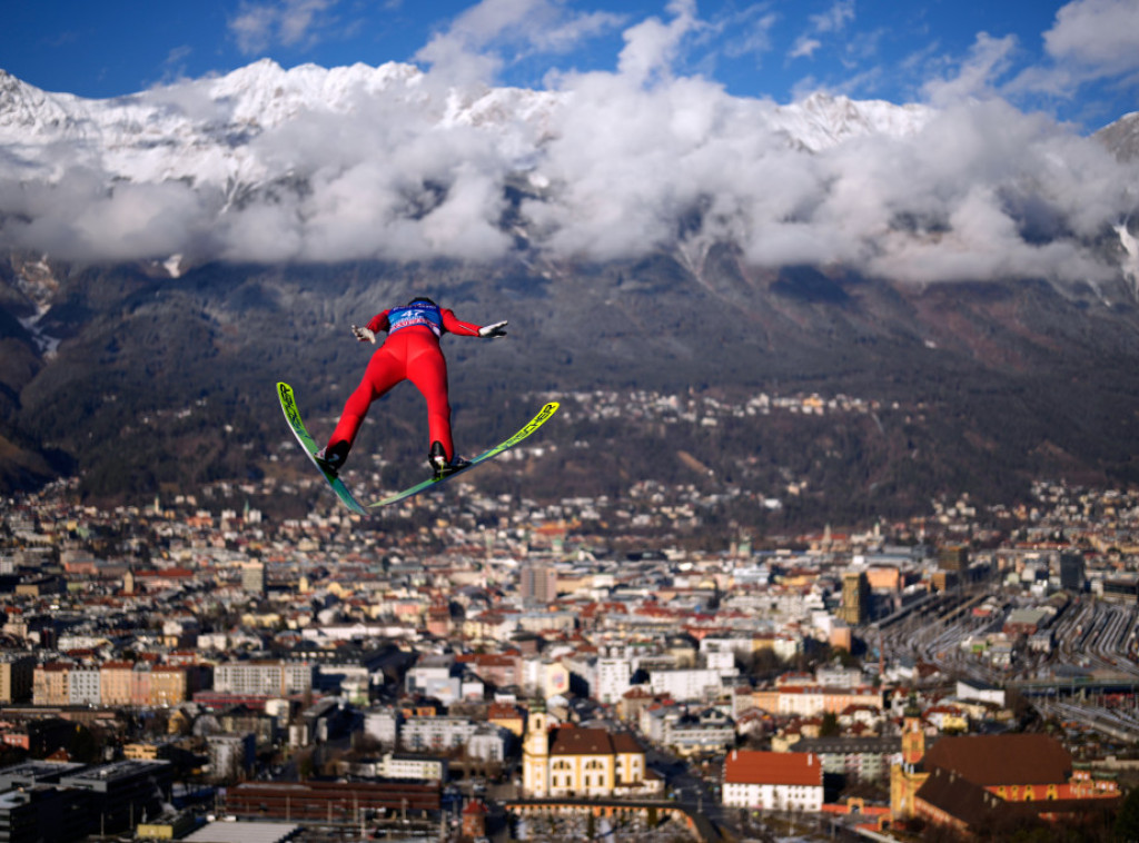 Desetine skijaša u Švajcarskoj skupile se u obliku srca u čast poginulih u požaru