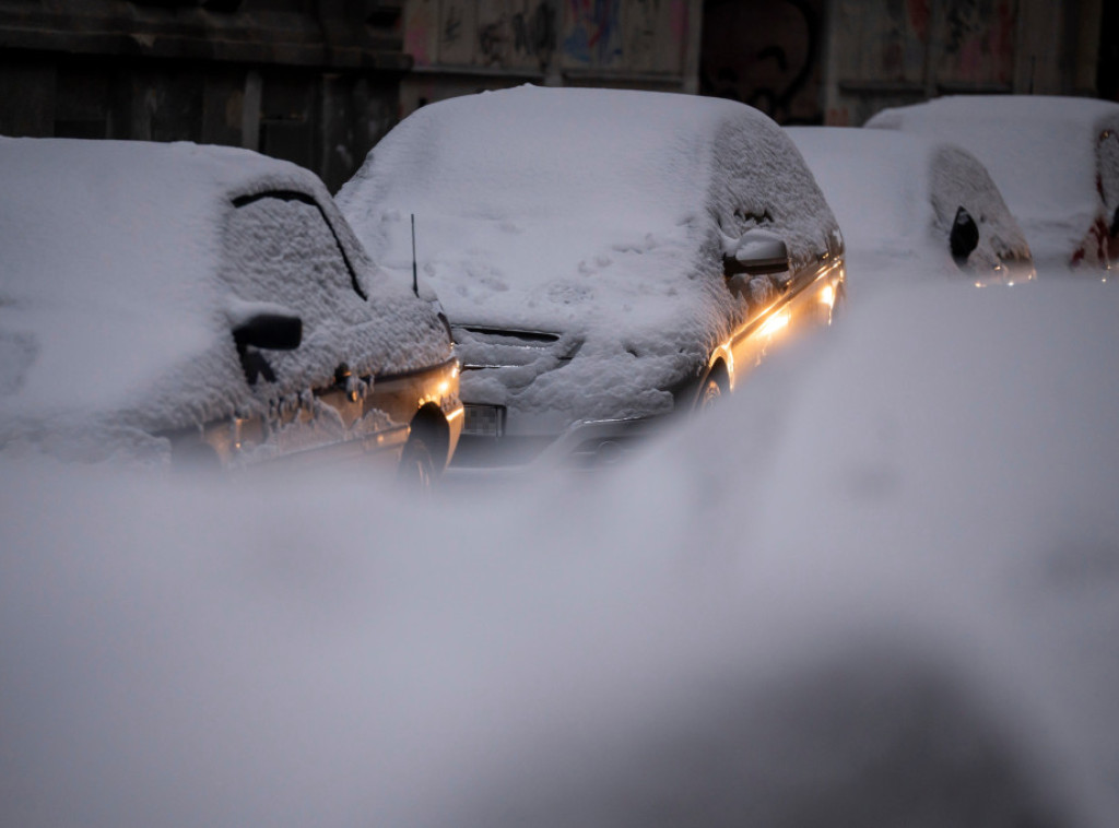 Sneg i led paralizovali Evropu, najmanje pet mrtvih, stotine letova otkazane