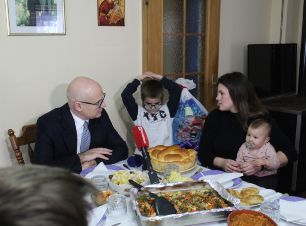 Vučević obišao samohranu majku sa troje dece u Kruščiću kod Kule