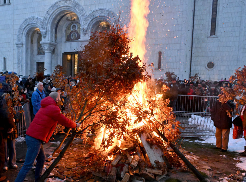 Zapaljen badnjak ispred Hrama Svetog Save, veliki broj vernika slavi Badnje veče
