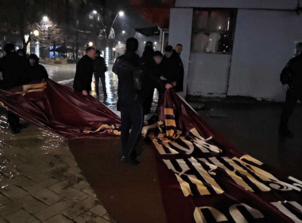 Tzv. kosovska policija zabranila u Severnoj Mitrovici transparent Mir Božji Hristos se rodi
