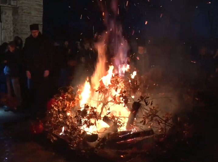Veliki broj vernika na paljenju badnjaka u porti manastira Gračanica