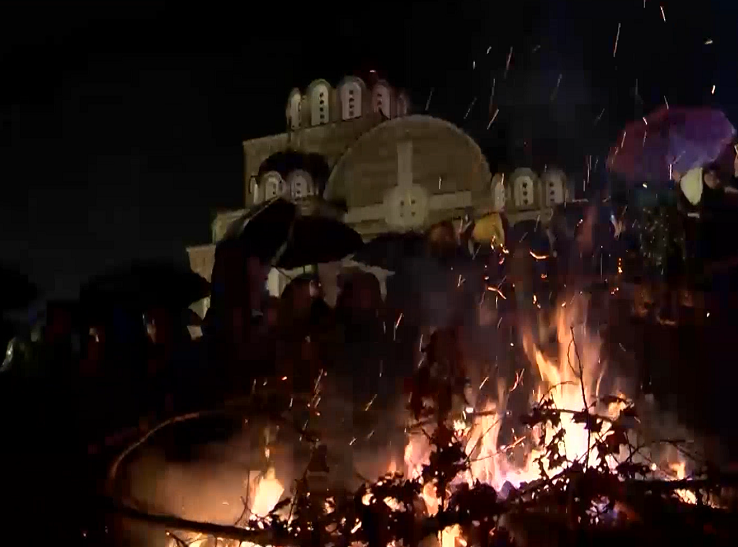 Stotine vernika na osvećenju i paljenju badnjaka ispred Hrama Svetog Dimitrija u Kosovskoj Mitrovici