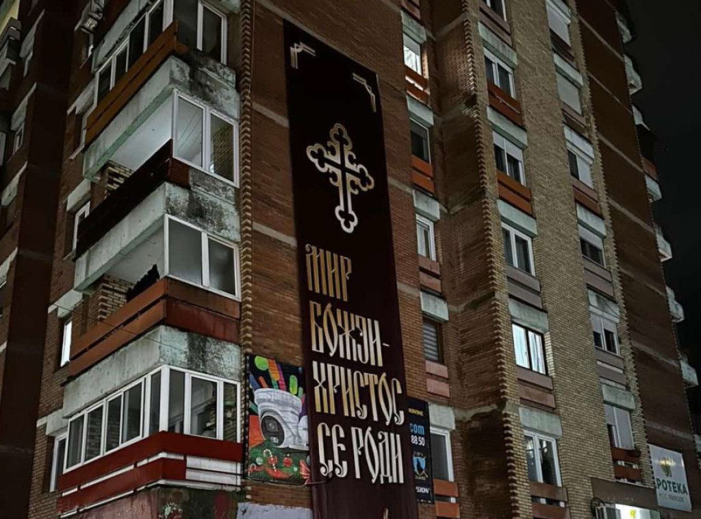 Tzv. kosovska policija vratila transparent "Mir Božji, Hristos se rodi", transparent postavljen u Kosovskoj Mitrovici