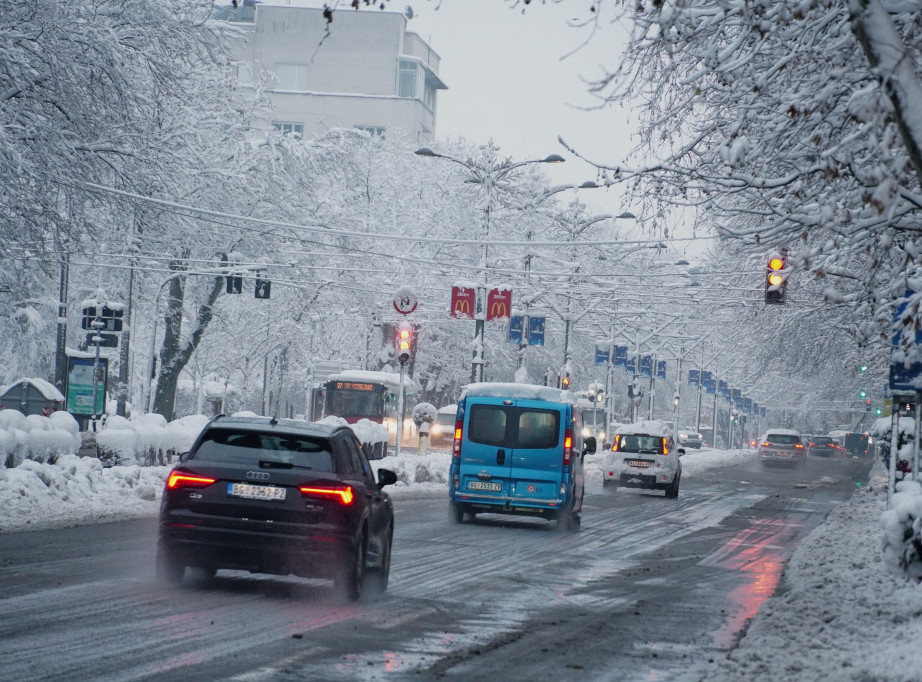 RHMZ: Oprez svim učesnicima u saobraćaju zbog snega, ledene kiše i poledice