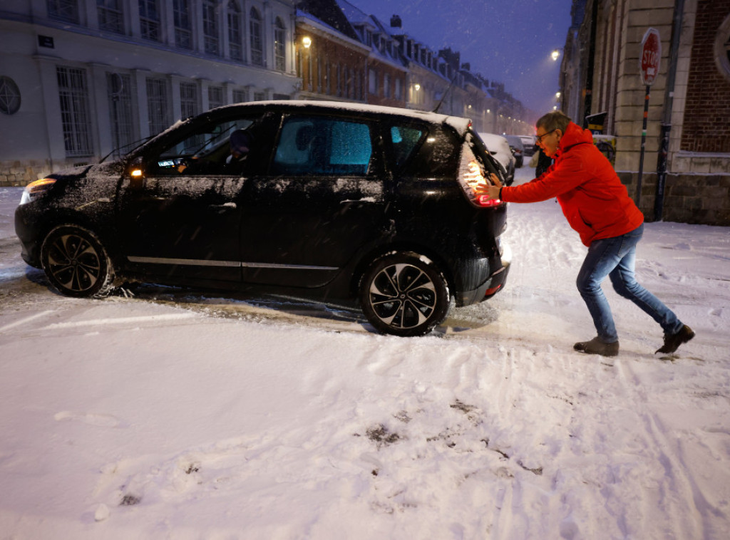 Sneg i led poremetili saobraćaj u Francuskoj, otkazano 140 letova