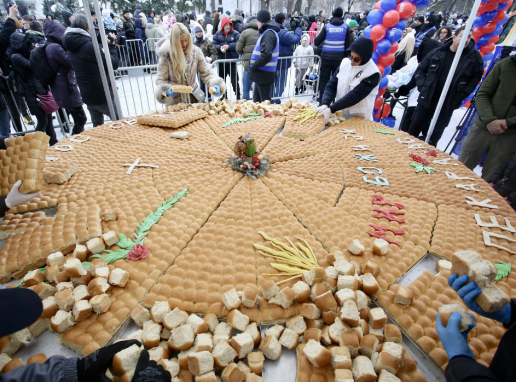 Veliki broj građana prisustvovao lomljenju česnice ispred Hrama Svetog Save