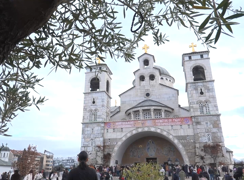 Podgorica: Veliki broj vernika na božićnoj liturgijji u Hramu Hristovog rođenja