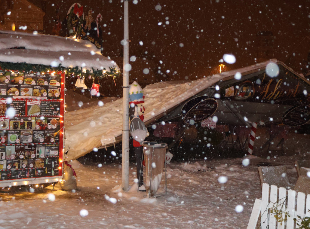 Zagreb: Urušila se tenda jednog kafića pod teretom snega, nema povređenih