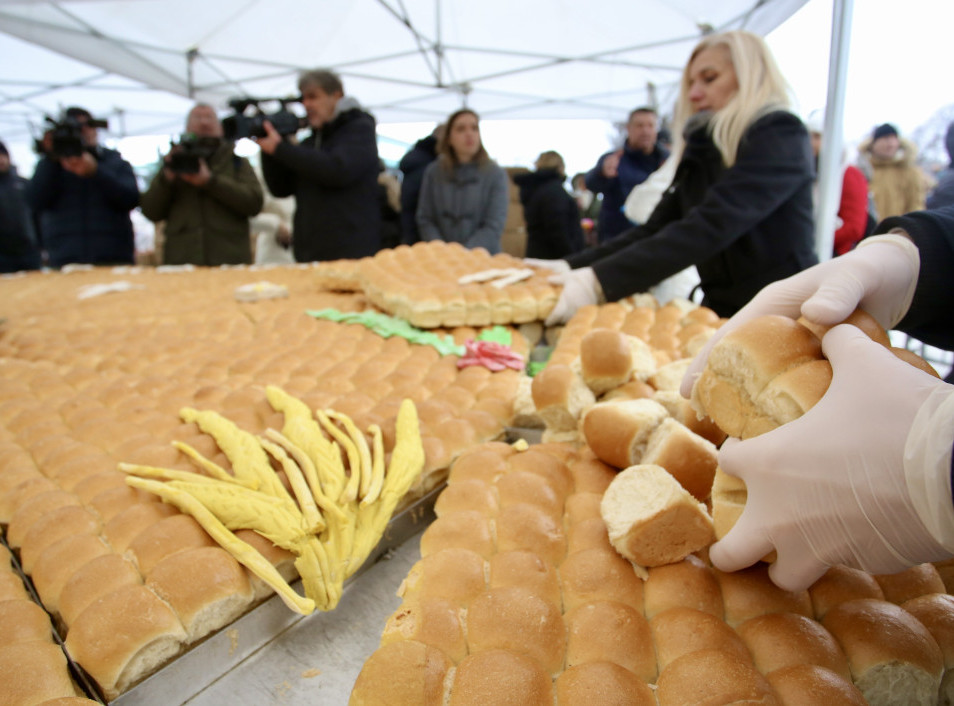 Mališani u Gračanici učestvovali u tradicionalnom lomljenju česnice