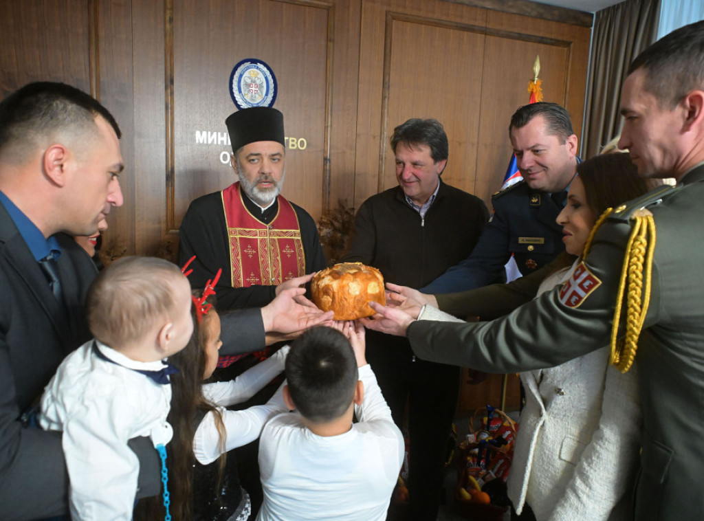 Bratislav Gašić na božićnom ručku ugostio sedmočlanu porodicu pripadnika Vojske Srbije
