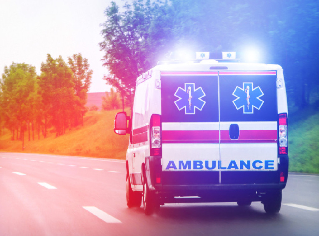 Dve osobe povređene kada se automobil prevrnuo na krov na Pupinovom mostu