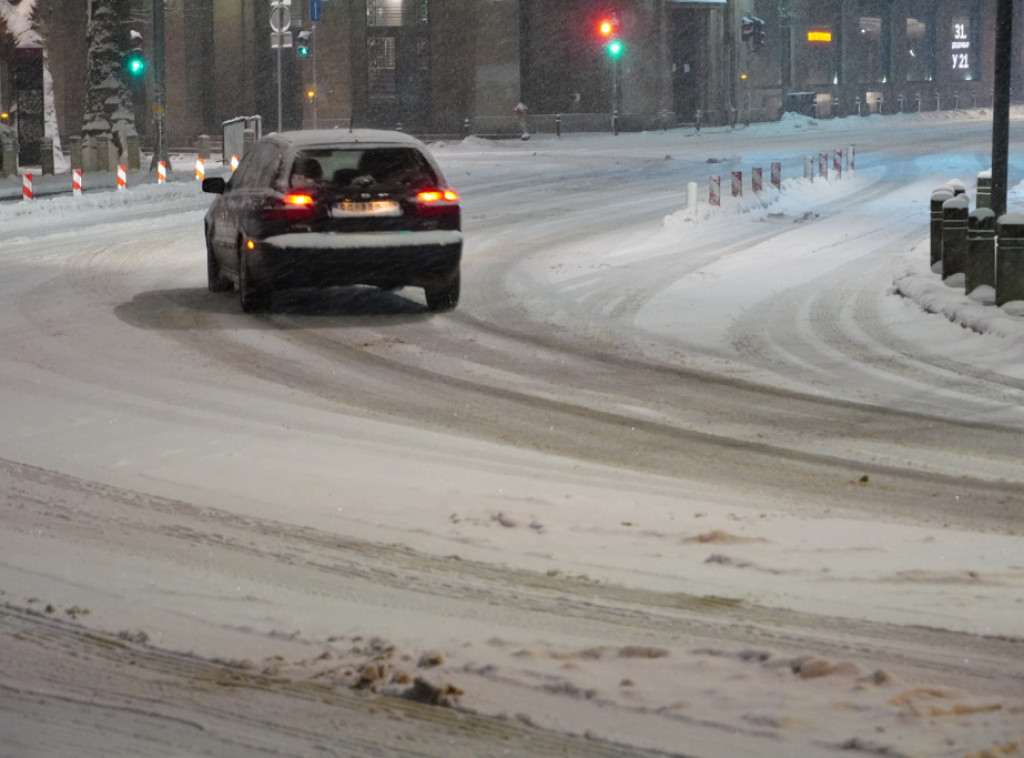 Više putnih pravaca na putevima Srbije opterećeno snegom do 5 cm