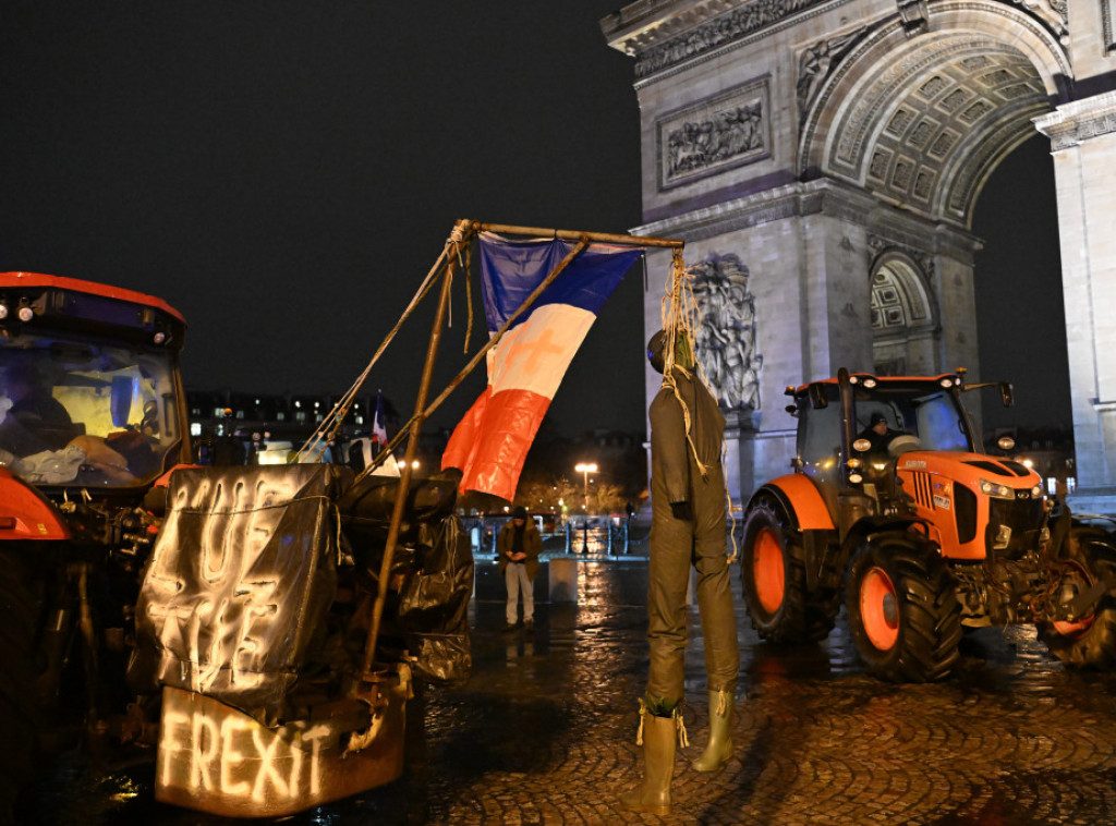 Jael Braun Pive razgovara sa poljoprivrednicima u Parizu, uz povike "ostavka"