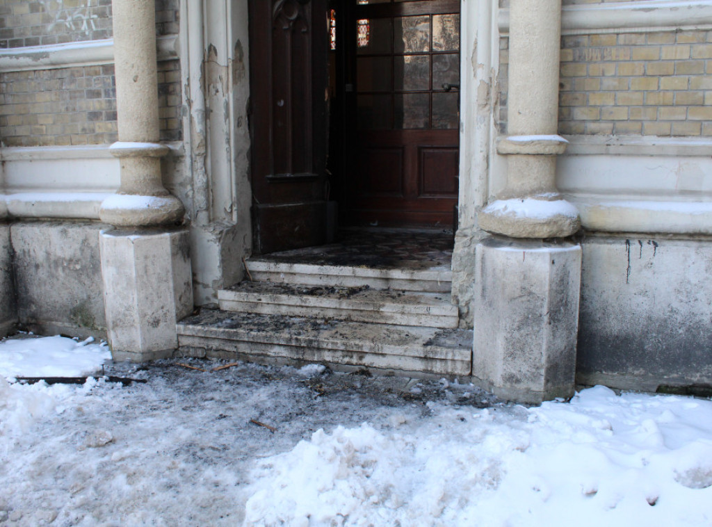 Demo Beriša osudio podmetanje požara na vratima crkve Imena Marijinog u Novom Sadu