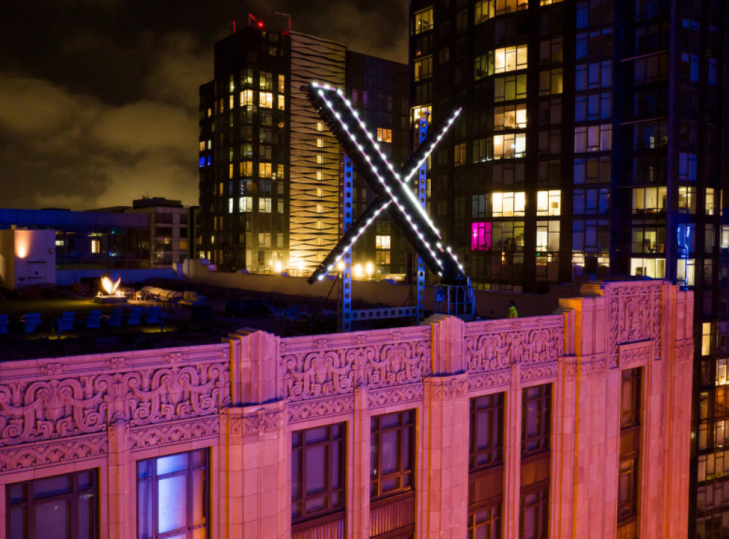 Platforma X najavila da će sprečiti Grok AI da svlači slike pravih ljudi