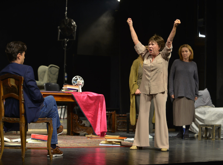 Sutra 100. izvođenje predstave "Vrat od stakla" u JDP-u