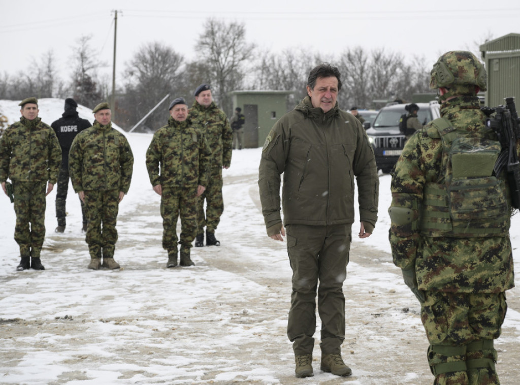 Ministar Gašić obišao pripadnike Vojske Srbije u Kopnenoj zoni bezbednosti