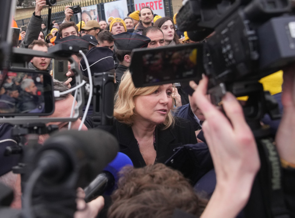 Jael Braun Pive razgovara sa poljoprivrednicima u Parizu, uz povike "ostavka"