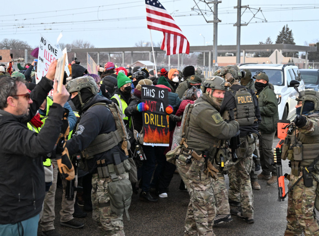 Protesti u Mineapolisu u znak sećanja na Rene Gud: Federalni agenti upotrebili suzavac i biber kugle