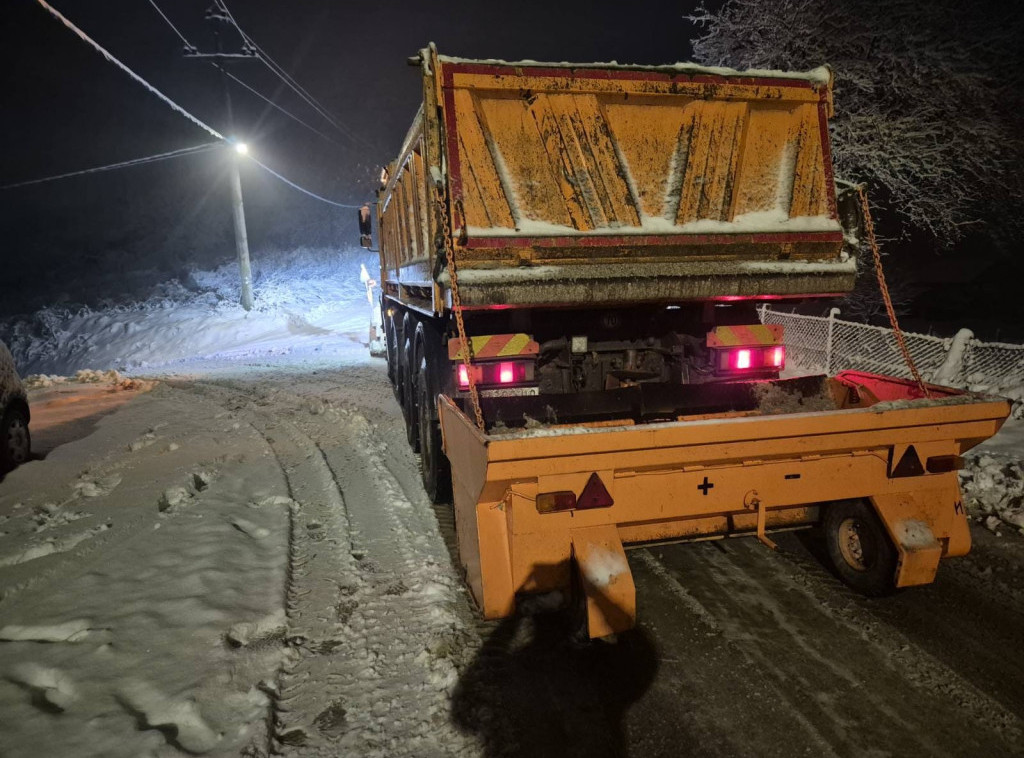 Mionica: Tokom noći 14 ekipa nastaviće čišćenje snega kako bi putevi bili prohodni