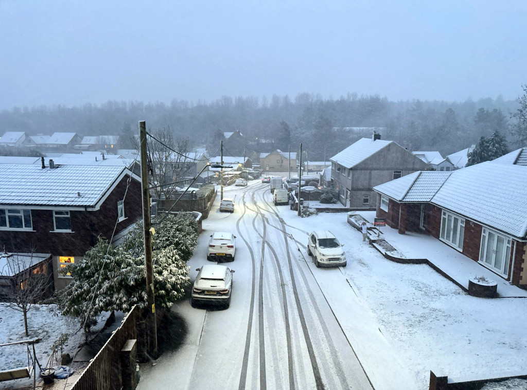 Oluja pogodila Veliku Britaniju, izdata crvena upozorenja, više desetina hiljada bez struje