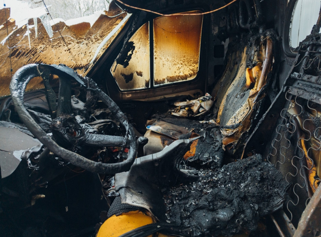 Kamion sleteo s puta između Futoga i Begeča i zapalio se, povređena jedna osoba