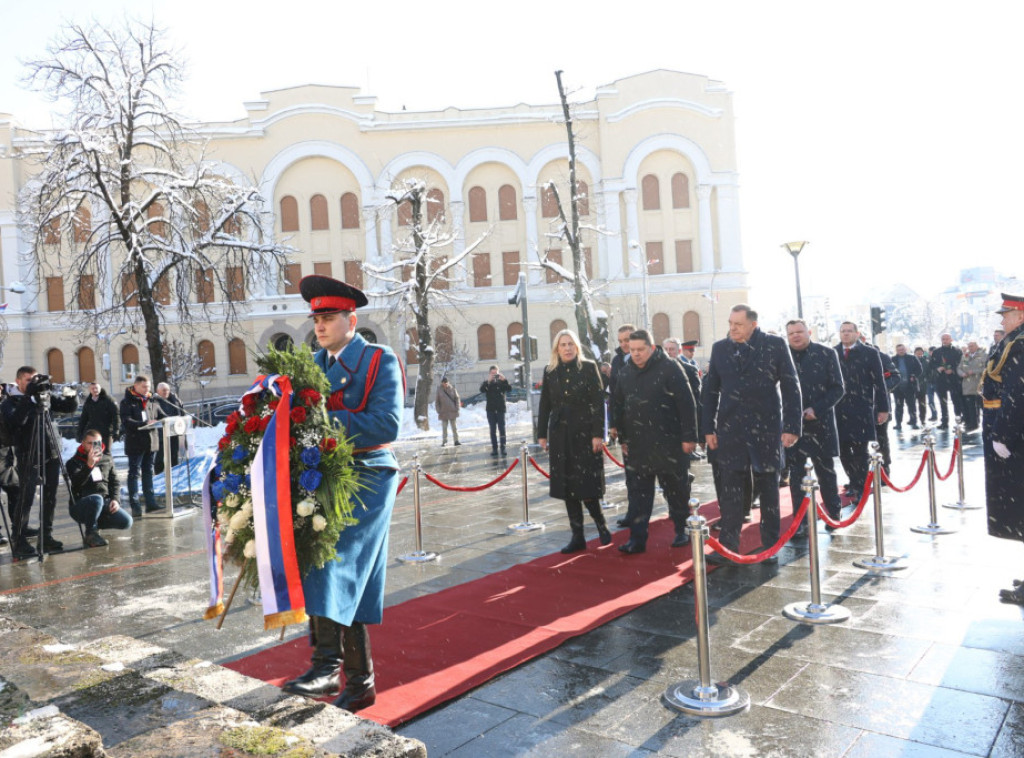Delegacije Republike Srpske i Srbije položile vence na novi spomenik palim borcima