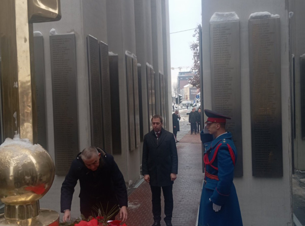 Delegacije Republike Srpske i Srbije položile vence na novi spomenik palim borcima